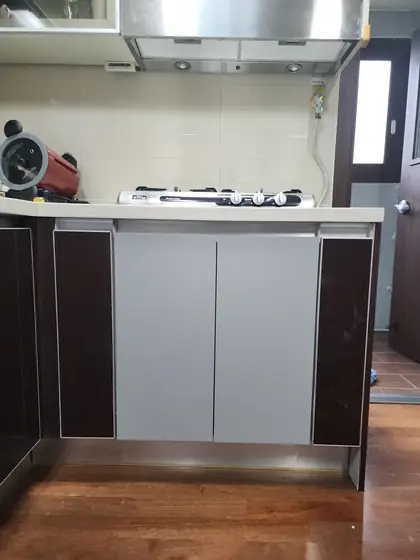 오븐 철거 — 문짝을 닫은 하부장