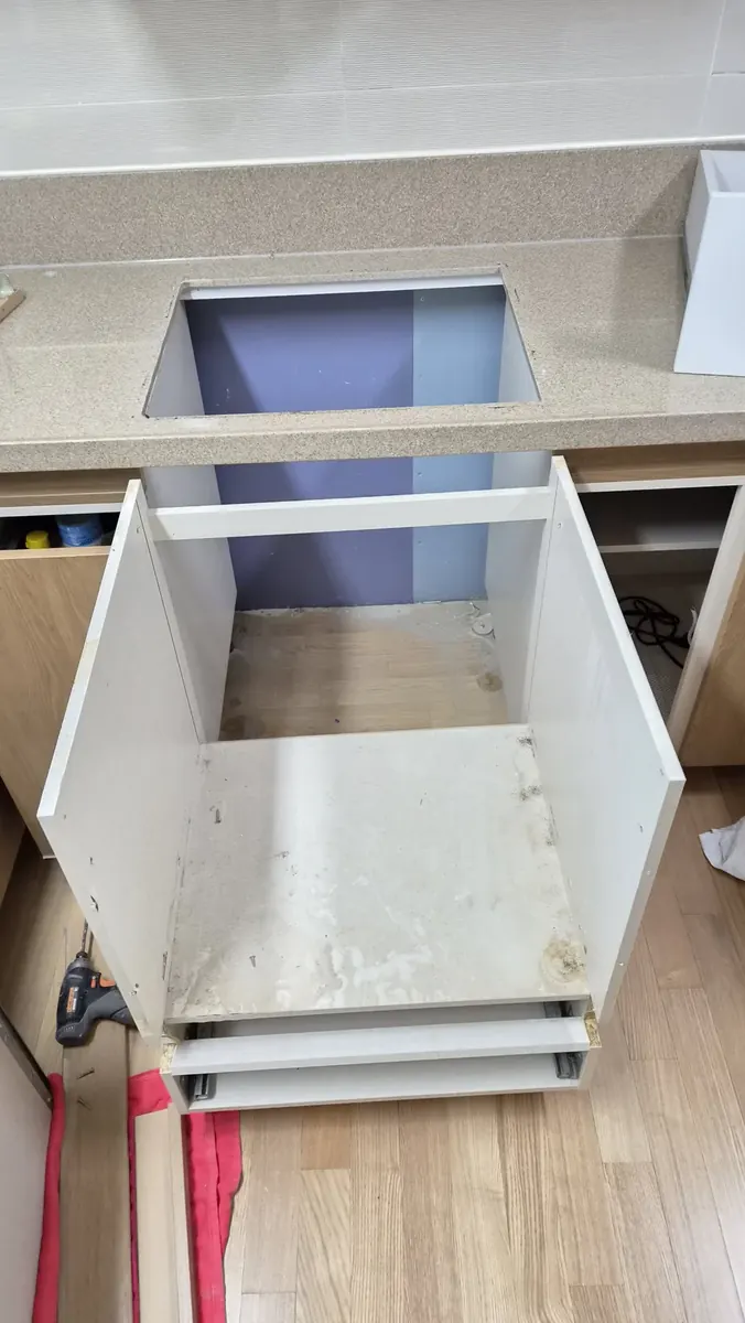 오븐 자리 하부장 — 앞으로 빼낸 흰 장 몸통