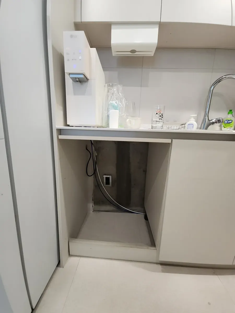 식기세척기 하부장 — 비어 있는 식세기 칸