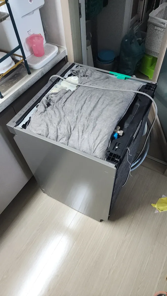 식기세척기 이사 철거 — 호스를 정리한 식기세척기