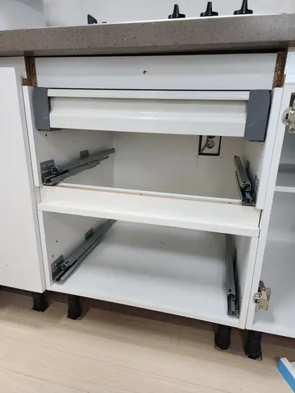 식기세척기 철거 배관 — 레일을 단 서랍형 하부장