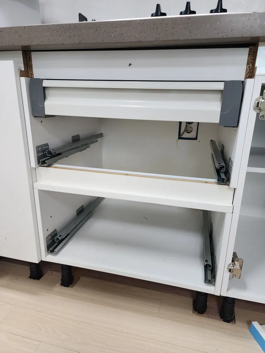 식기세척기 철거 배관 — 레일을 단 서랍형 하부장